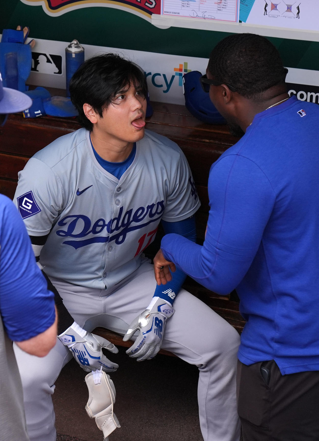 カージナルス対ドジャース　試合前、デコピンのものまねをするドジャース大谷（撮影・横山健太）