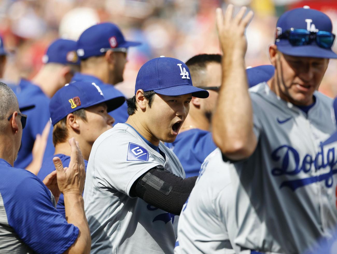 カージナルスに勝利し、声を上げるドジャース大谷（共同）