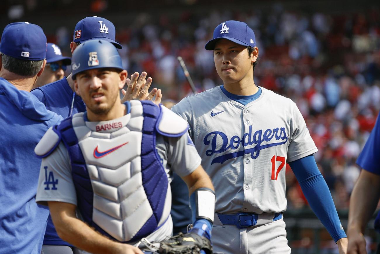 カージナルスに勝利し、タッチを交わすドジャース大谷（右）（共同）