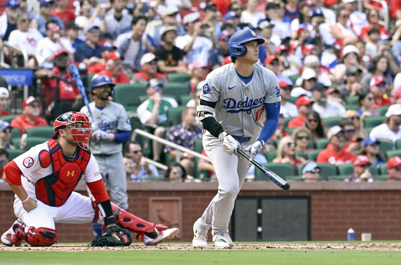 カージナルス戦の5回、2試合連続本塁打となる39号先制ソロを放つドジャース大谷（AP＝共同）