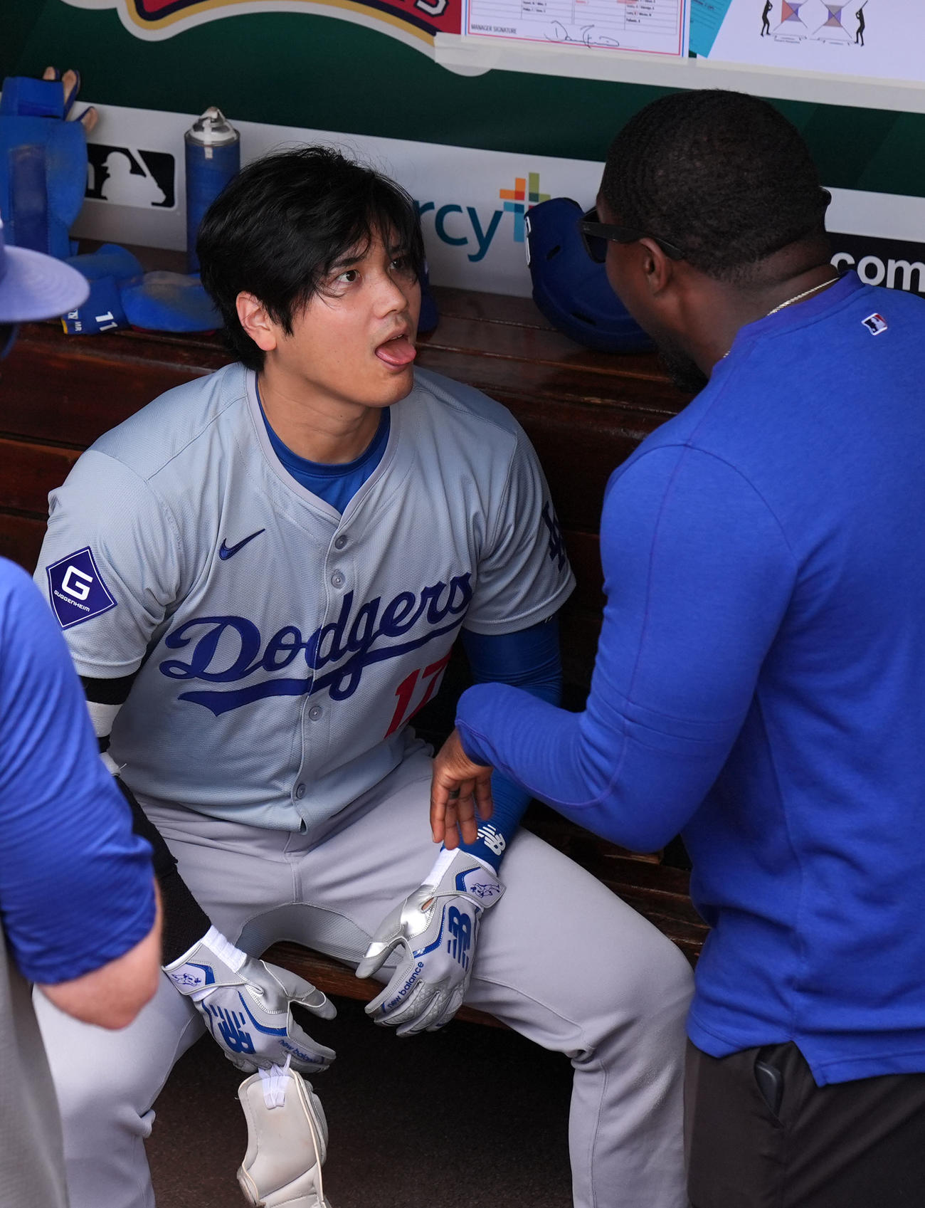 カージナルス対ドジャース　試合前、デコピンのものまねをするドジャース大谷（撮影・横山健太）