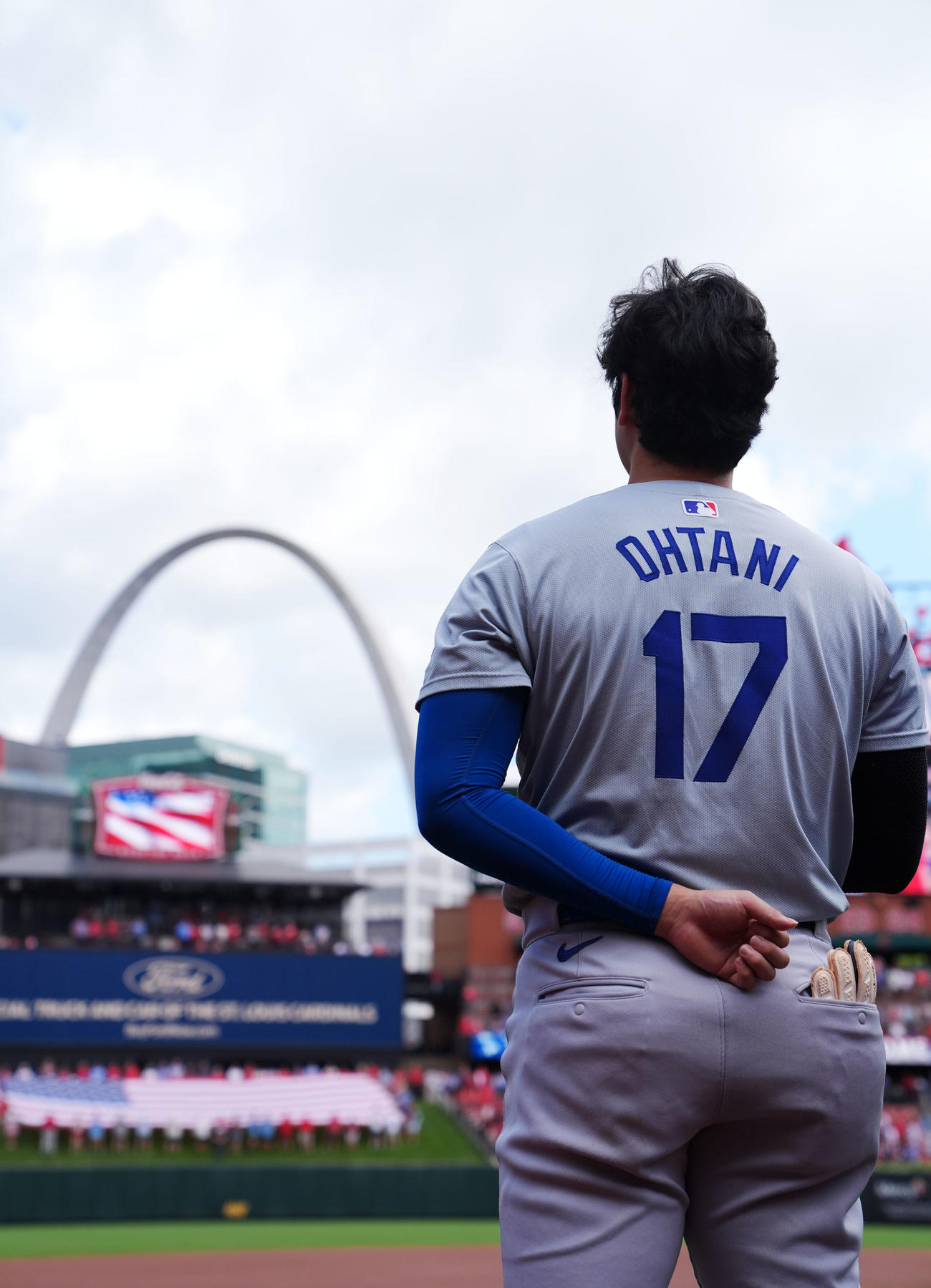 カージナルス対ドジャース　国旗を見つめるドジャース大谷（撮影・横山健太）