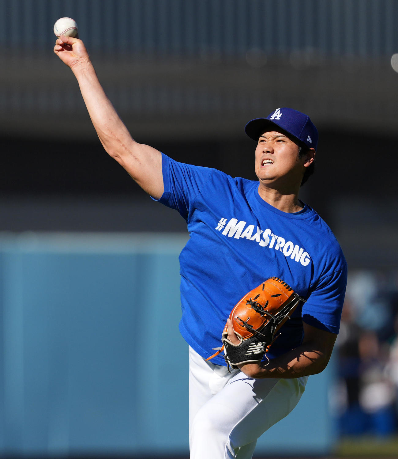 ドジャース対マリナーズ　試合前、キャッチボールで調整するドジャース大谷（撮影・菅敏）
