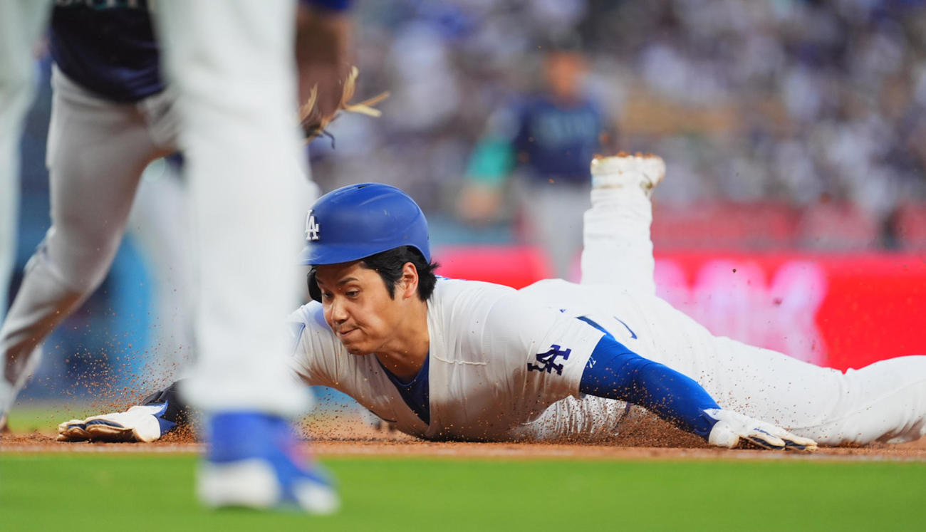 ドジャース対マリナーズ　1回裏ドジャース2死一塁、打者T・ヘルナンデスの時、一塁からの飛び出し、帰塁する大谷＝2024年8月19日