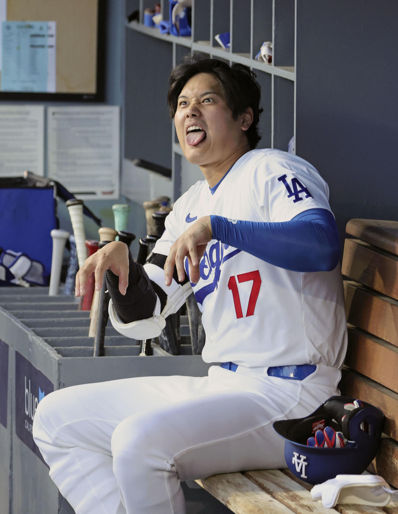 マリナーズ戦の試合前、おどけたポーズをとるドジャース大谷（共同）
