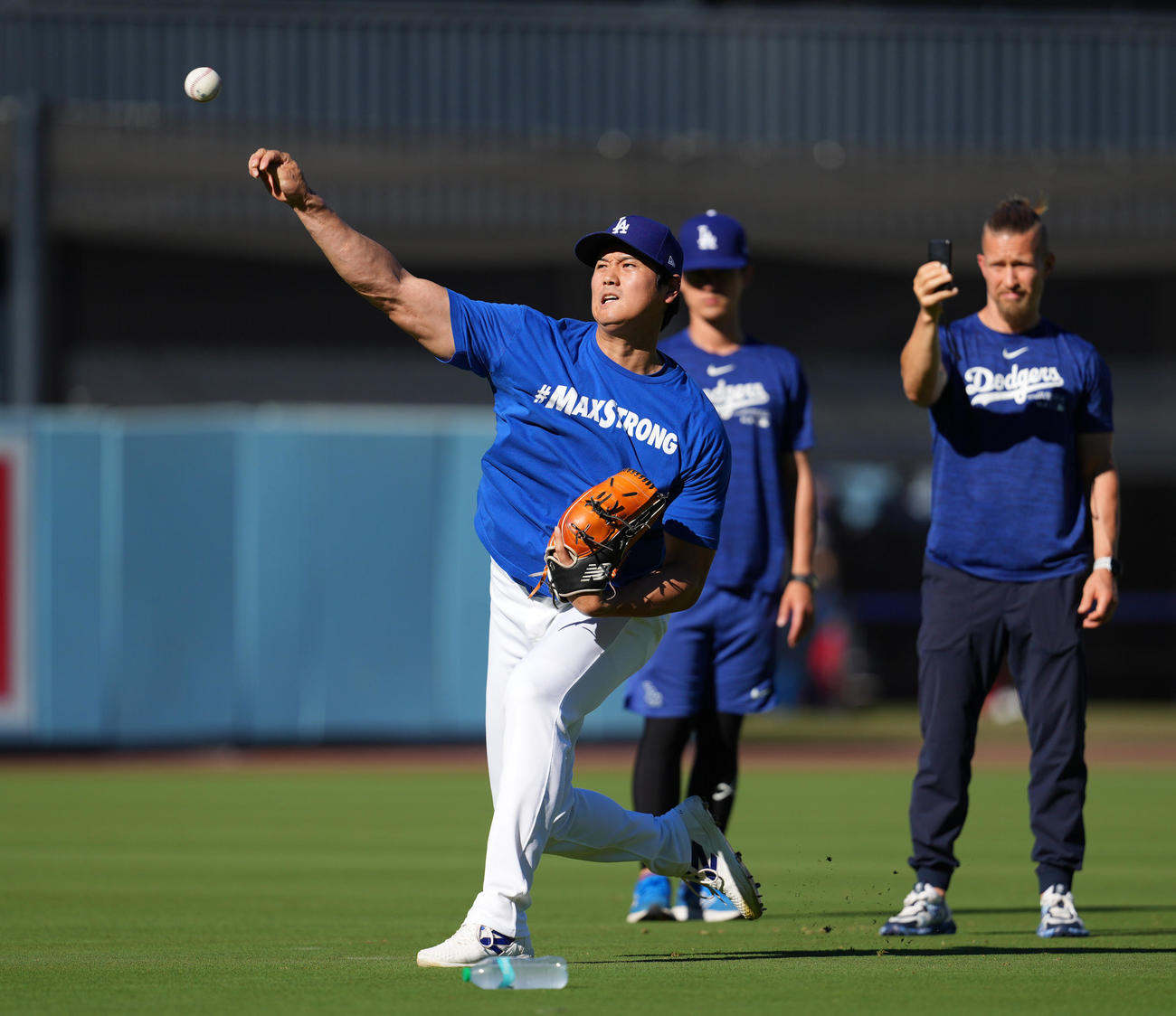 ドジャース対マリナーズ　試合前、キャッチボールで調整するドジャース大谷（撮影・菅敏）