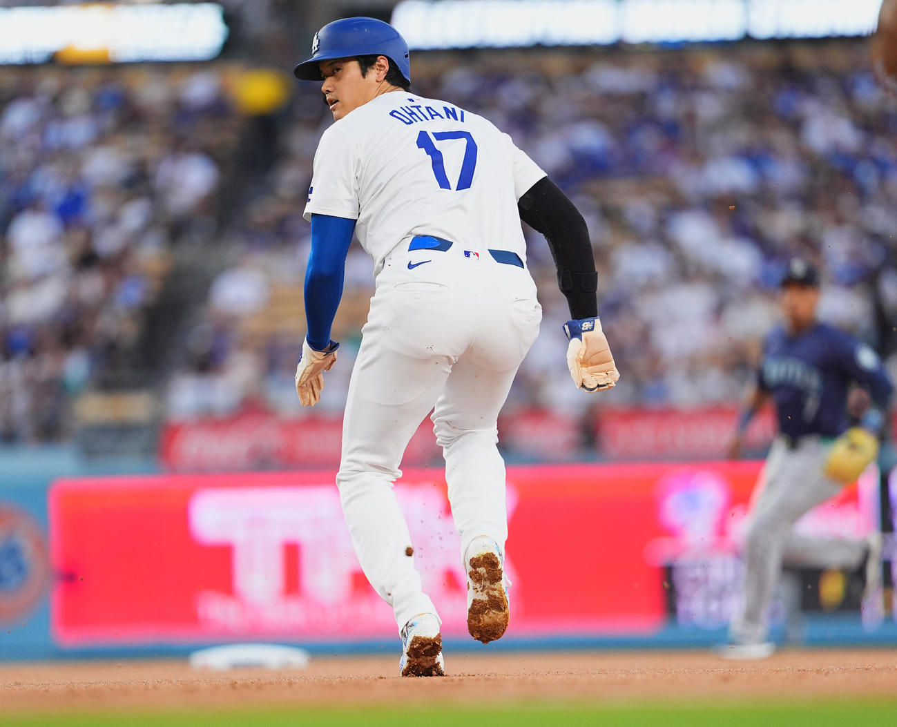 ドジャース対マリナーズ　1回裏ドジャース2死一塁、打者テオスカー・ヘルナンデスの時、二塁盗塁を狙うもけん制され、一二塁間に挟まれる大谷（撮影・菅敏）