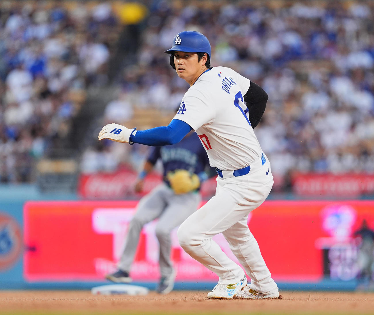 ドジャース対マリナーズ　1回裏ドジャース2死一塁、打者テオスカー・ヘルナンデスの時、二塁盗塁を狙うもけん制され、一二塁間に挟まれる大谷（撮影・菅敏）