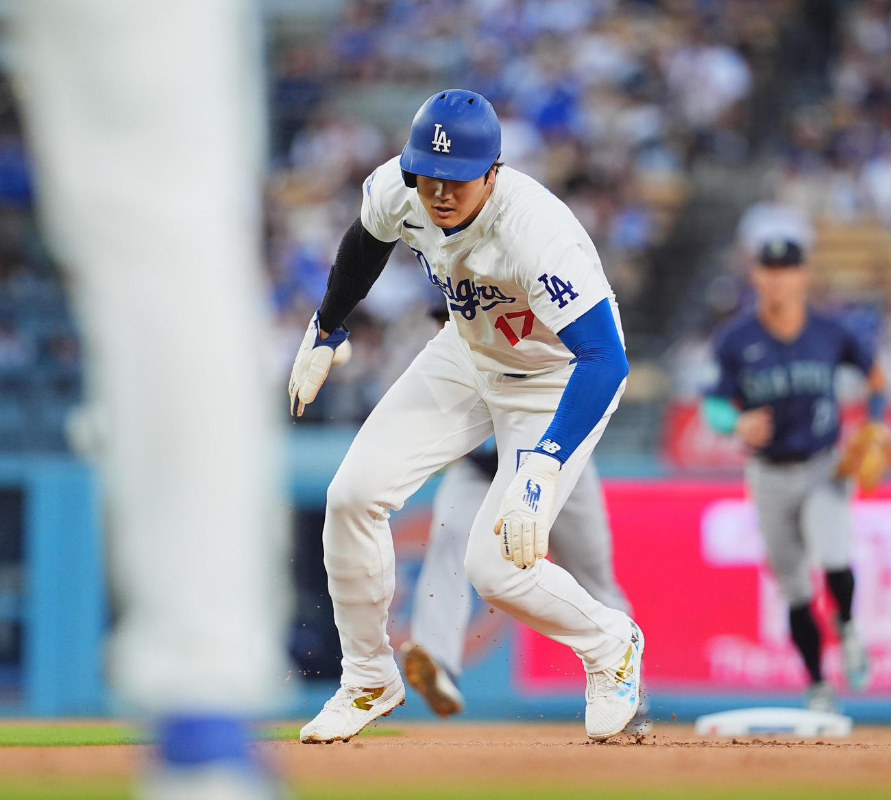 ドジャース対マリナーズ　1回裏ドジャース2死一塁、打者テオスカー・ヘルナンデスの時、二塁盗塁を狙うもけん制され、一塁に帰塁する大谷（撮影・菅敏）