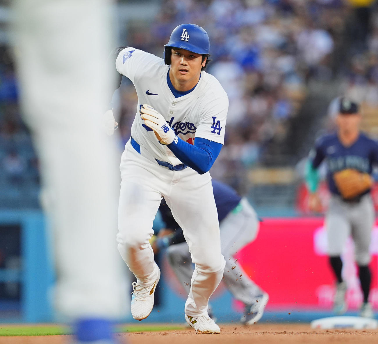 ドジャース対マリナーズ　1回裏ドジャース2死一塁、打者テオスカー・ヘルナンデスの時、二塁盗塁を狙うもけん制され、一塁に帰塁する大谷（撮影・菅敏）