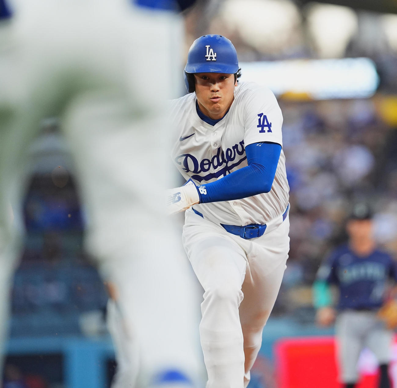ドジャース対マリナーズ　1回裏ドジャース2死一塁、打者テオスカー・ヘルナンデスの時、二塁盗塁を狙うもけん制され、一塁に帰塁する大谷（撮影・菅敏）