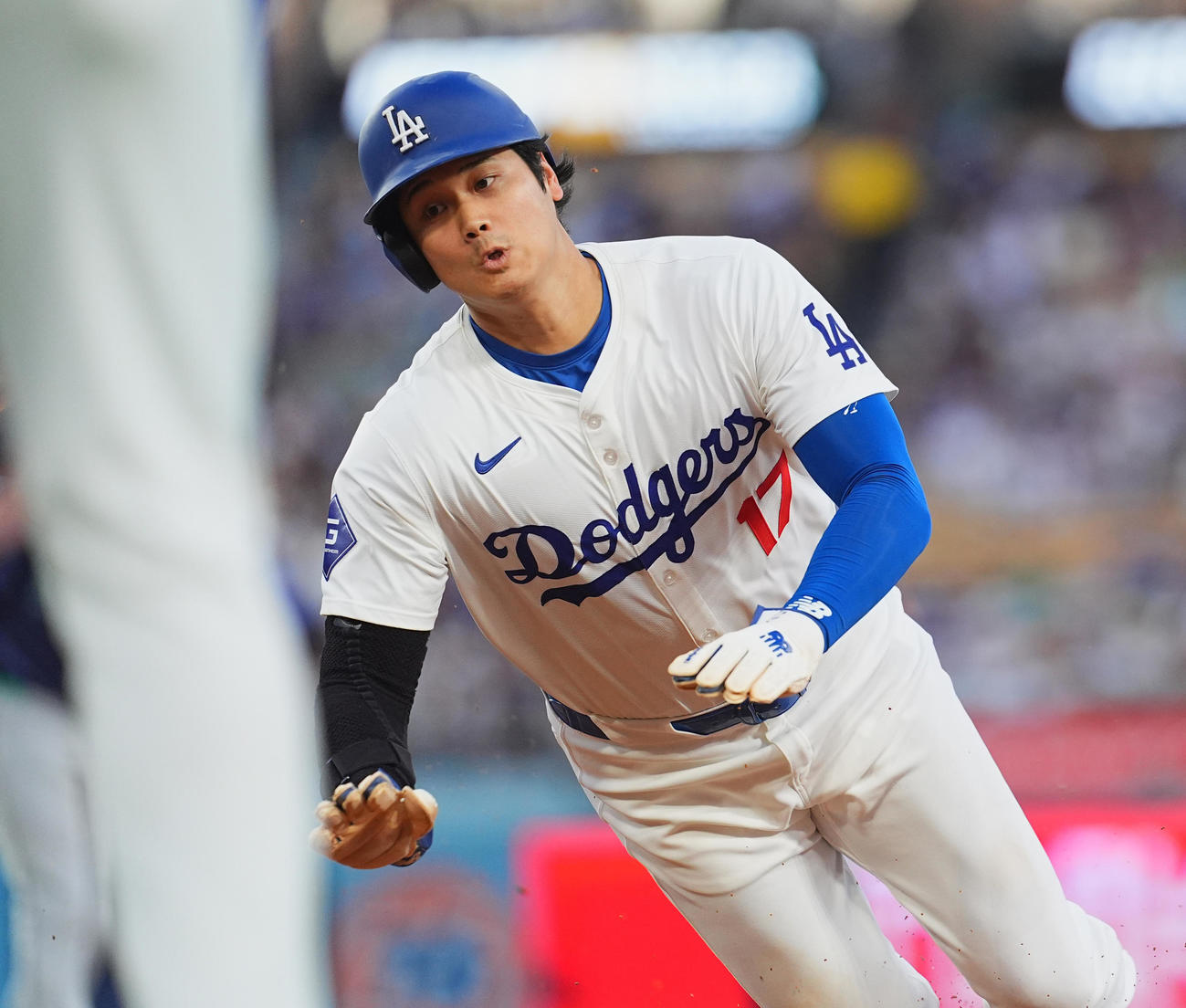 ドジャース対マリナーズ　1回裏ドジャース2死一塁、打者テオスカー・ヘルナンデスの時、二塁盗塁を狙うもけん制され、一塁に帰塁する大谷（撮影・菅敏）