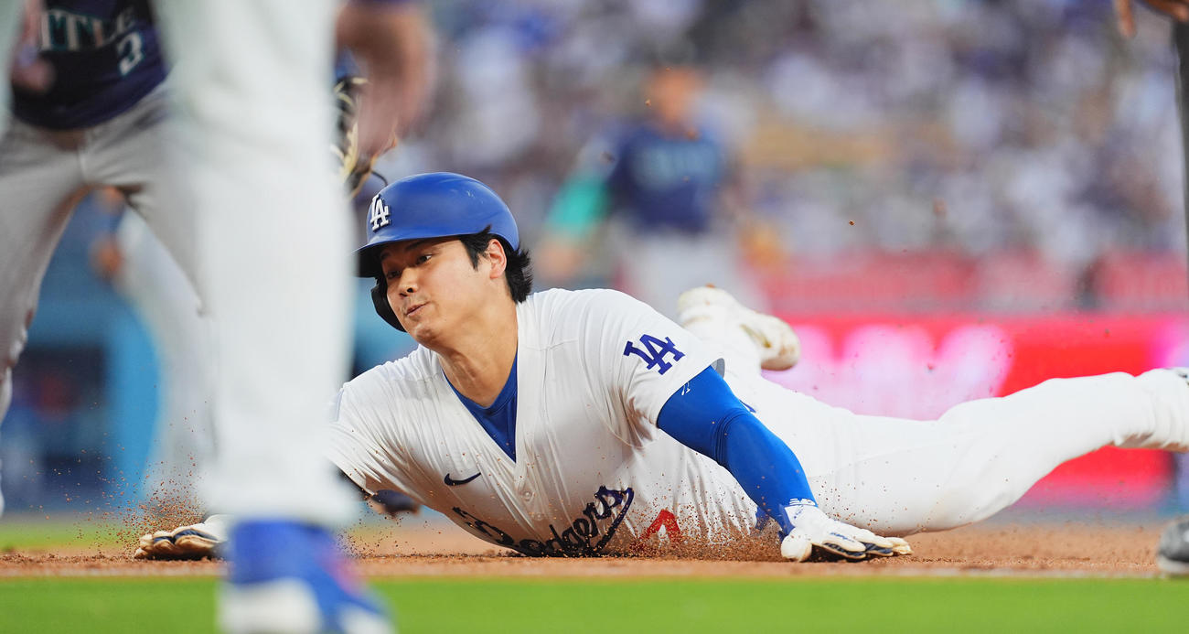 ドジャース対マリナーズ　1回裏ドジャース2死一塁、打者テオスカー・ヘルナンデスの時、二塁盗塁を狙うもけん制され、一塁に帰塁する大谷（撮影・菅敏）