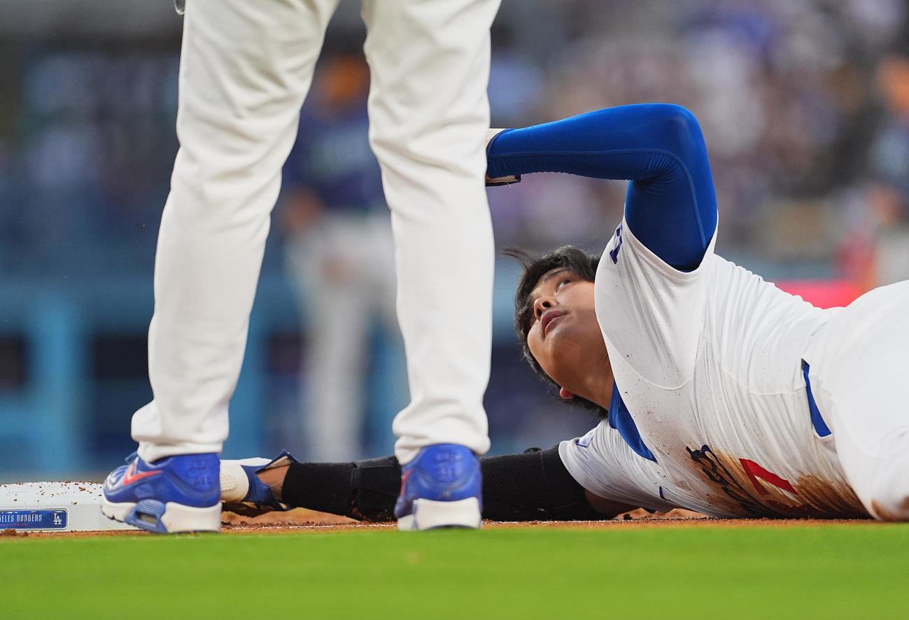 ドジャース対マリナーズ　1回裏ドジャース2死一塁、打者T・ヘルナンデスの時、けん制され、一塁に帰塁し、ホッとした表情を見せる大谷（撮影・菅敏）