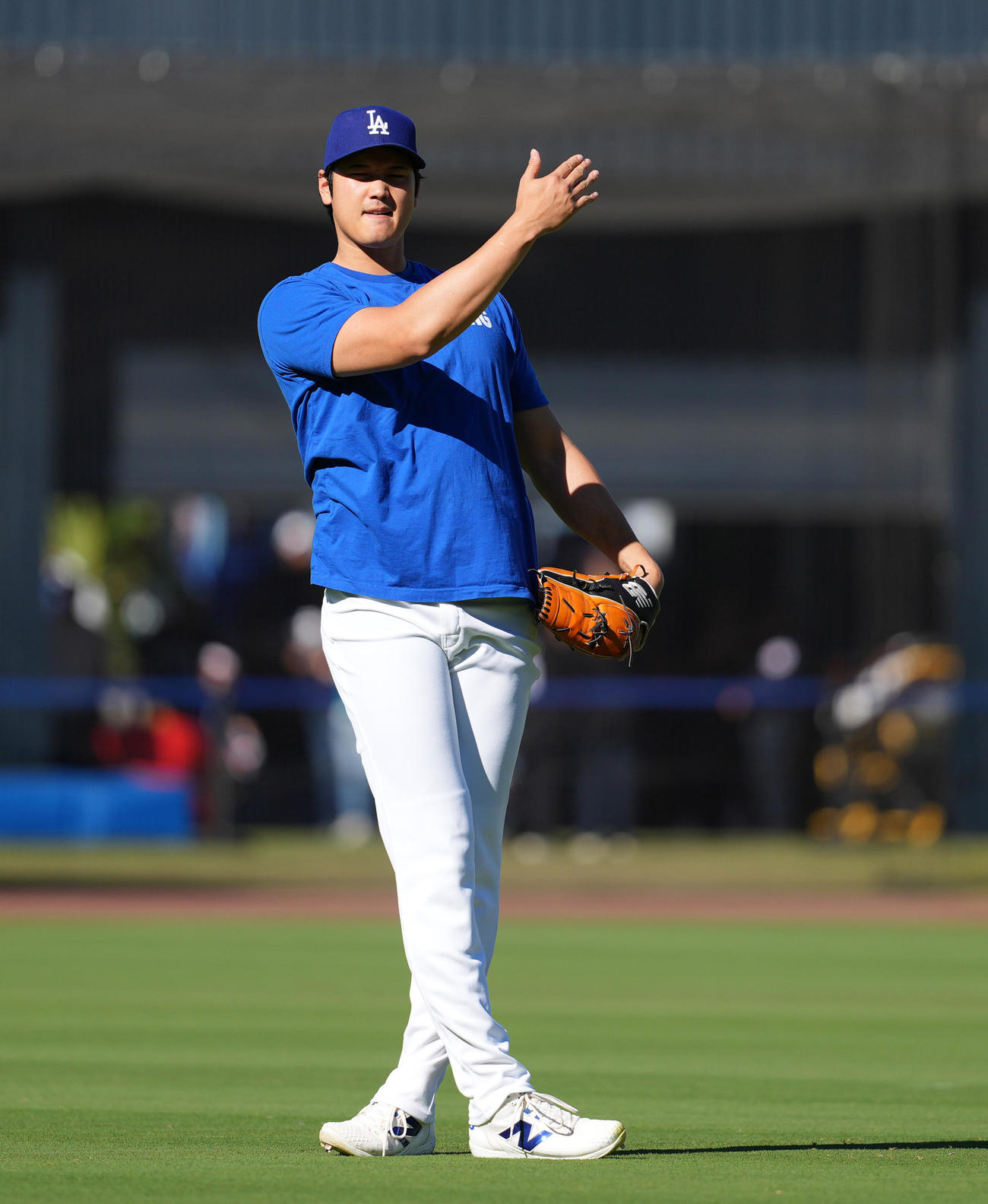 ドジャース対マリナーズ　試合前、キャッチボールの合間に悔しそうな表情を見せるドジャース大谷（撮影・菅敏）