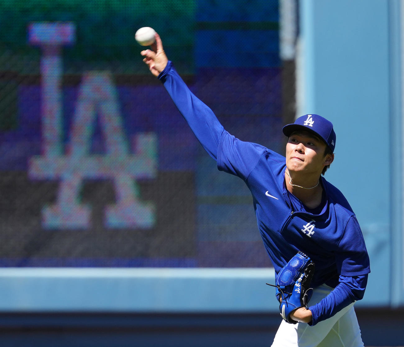ドジャース対マリナーズ　試合前、キャッチボールで調整するドジャース山本（撮影・菅敏）