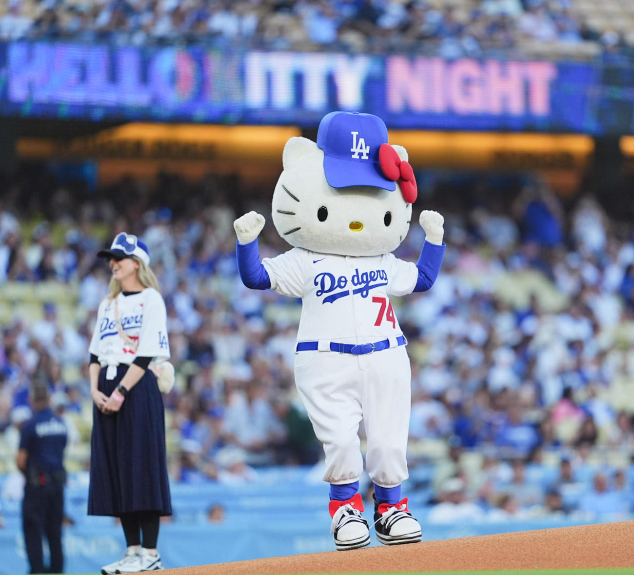ドジャース対マリナーズ　始球式を務めるキティちゃん（撮影・菅敏）