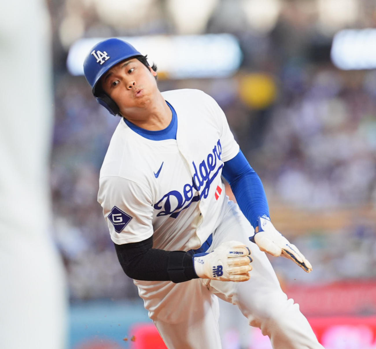 ドジャース対マリナーズ　1回裏ドジャース2死一塁、打者T・ヘルナンデスの時、一塁からの飛び出し、帰塁する大谷＝2024年8月19日