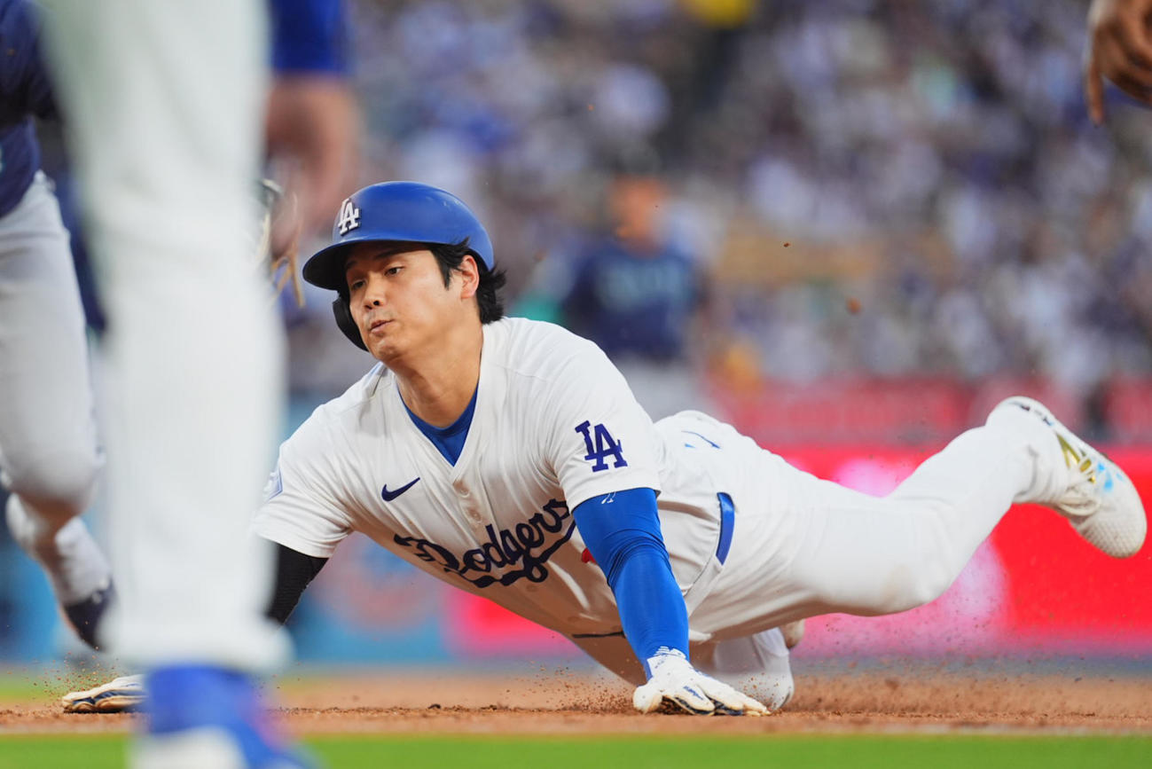 ドジャース対マリナーズ　1回裏ドジャース2死一塁、打者T・ヘルナンデスの時、一塁からの飛び出し、帰塁する大谷＝2024年8月19日