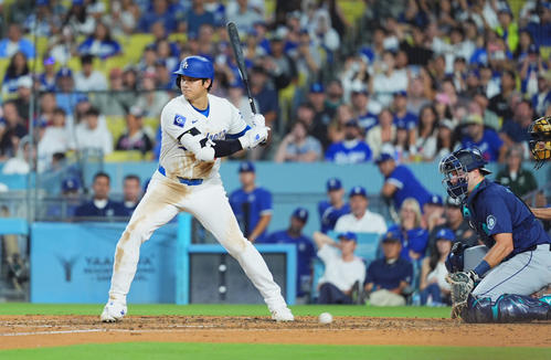 ドジャース対マリナーズ 7回裏ドジャース2死一塁、四球を選ぶ大谷(撮影・菅敏)