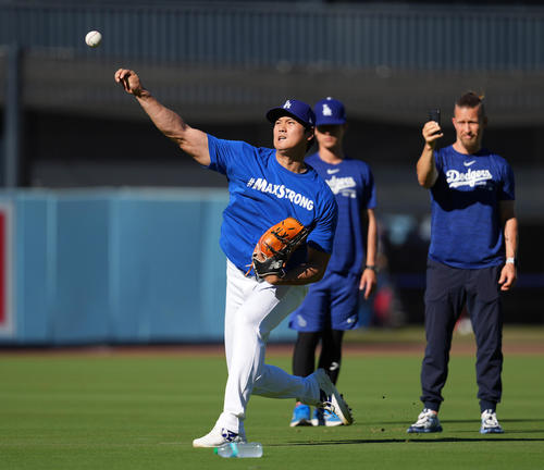 ドジャース対マリナーズ 試合前、キャッチボールで調整するドジャース大谷(撮影・菅敏)