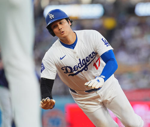 ドジャース対マリナーズ　1回裏ドジャース2死一塁、打者テオスカー・ヘルナンデスの時、二塁盗塁を狙うもけん制され、一塁に帰塁する大谷（撮影・菅敏）