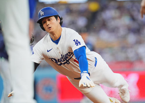 ドジャース対マリナーズ　1回裏ドジャース2死一塁、打者テオスカー・ヘルナンデスの時、二塁盗塁を狙うもけん制され、一塁に帰塁する大谷（撮影・菅敏）