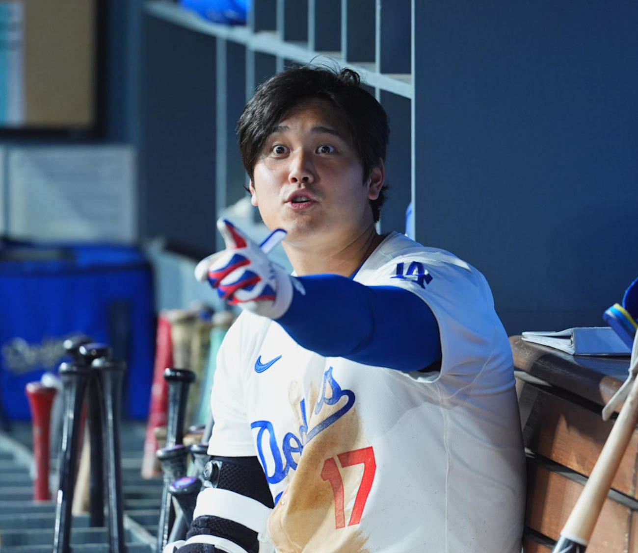 ドジャース対マリナーズ　試合中、ベンチでおどけた表情を見せる大谷（撮影・菅敏）