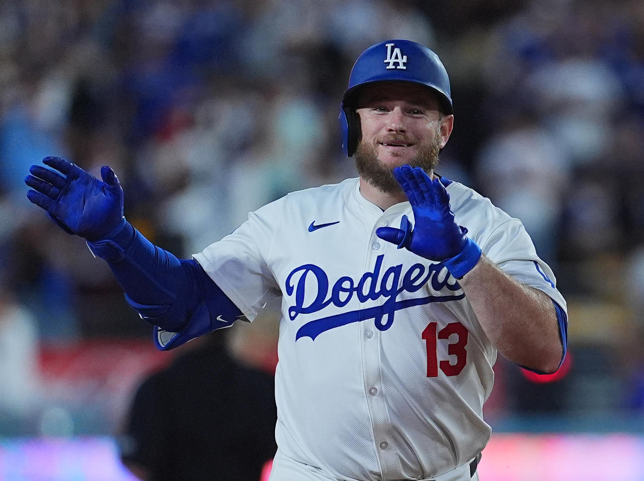 ドジャース対マリナーズ　7回裏ドジャース1死一塁、2点本塁打を放ち、ポーズをとるマンシー（撮影・菅敏）
