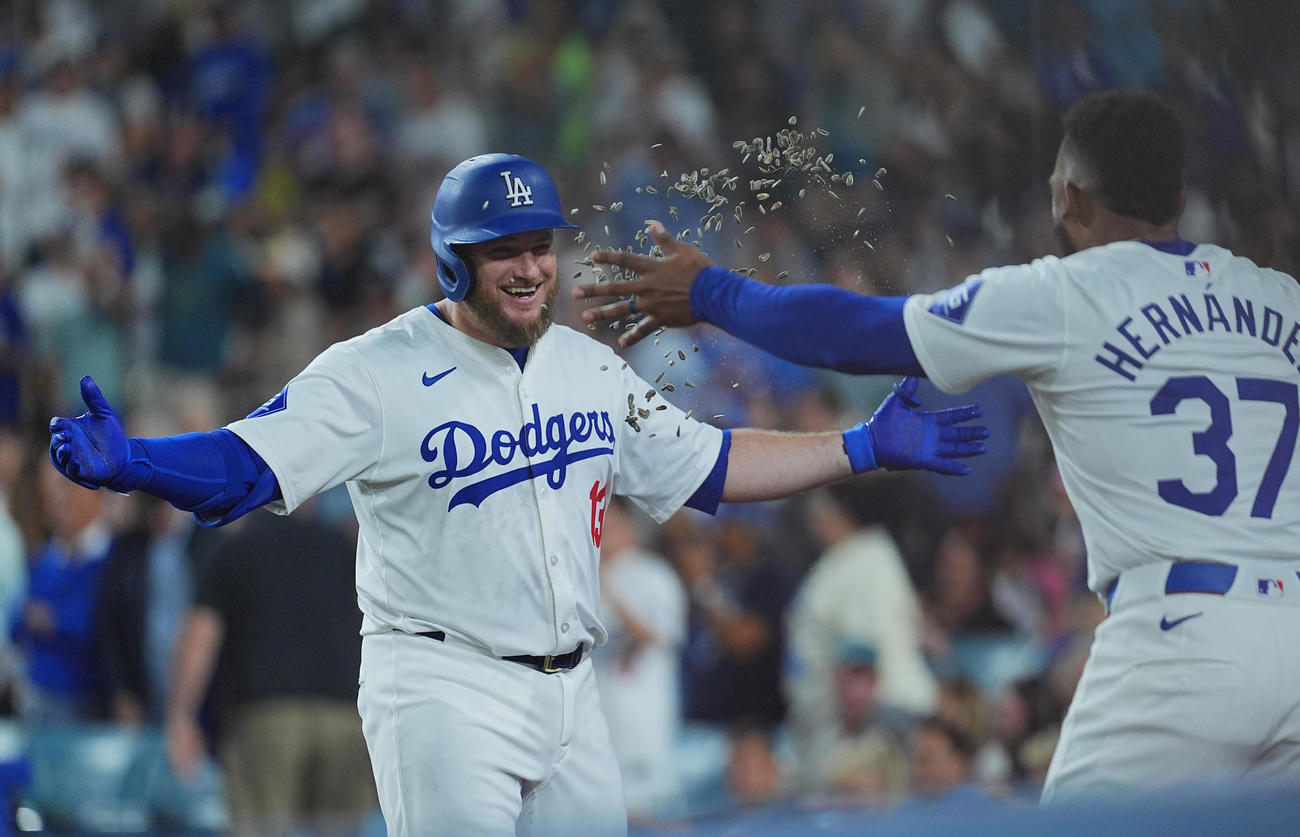 ドジャース対マリナーズ　7回裏ドジャース1死一塁、2点本塁打を放ち、ヒマワリシャワーを浴びるマンシー（左）（撮影・菅敏）