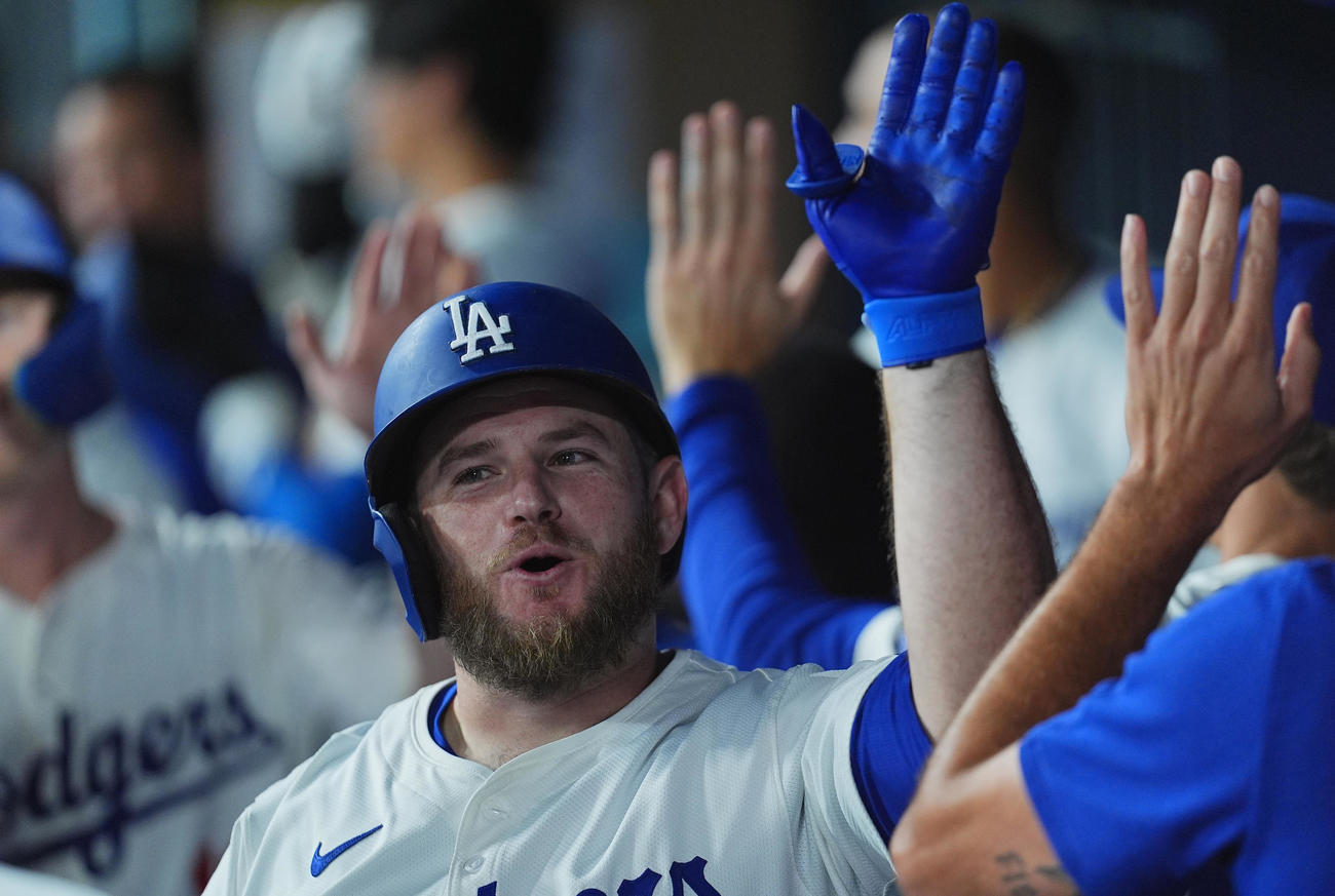 ドジャース対マリナーズ　7回裏ドジャース1死一塁、2点本塁打を放ち、タッチで迎えられるマンシー（撮影・菅敏）