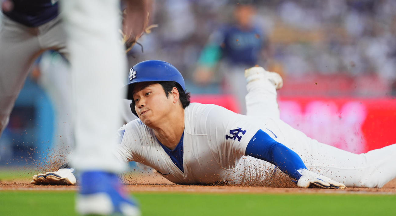 ドジャース対マリナーズ　1回裏ドジャース2死一塁、打者T・ヘルナンデスの時、一塁からの飛び出し、帰塁する大谷＝2024年8月19日