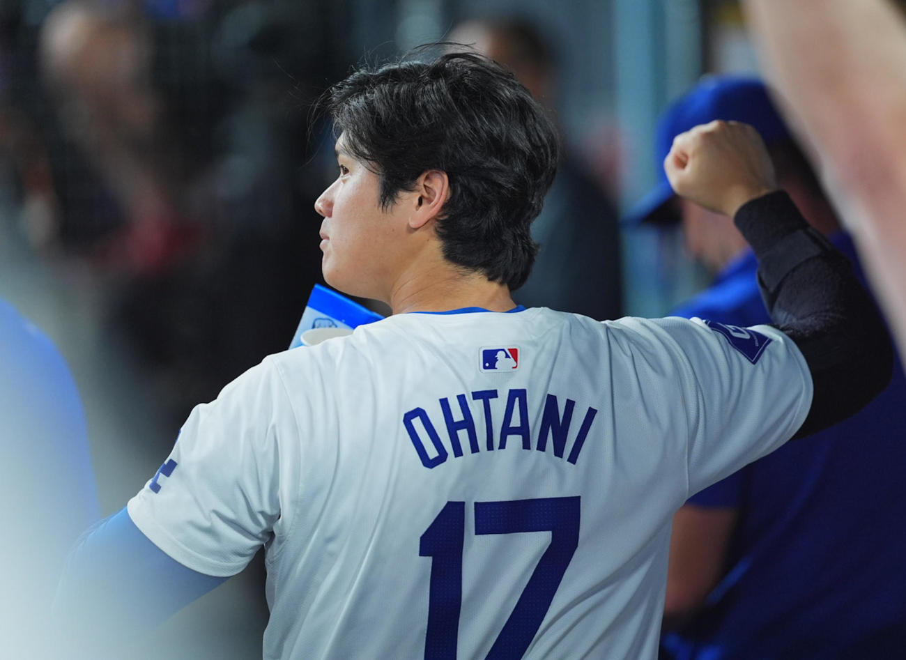 ドジャース対マリナーズ　7回裏ドジャース1死、ラックスの先制のソロ本塁打にベンチで喜ぶ大谷（撮影・菅敏）