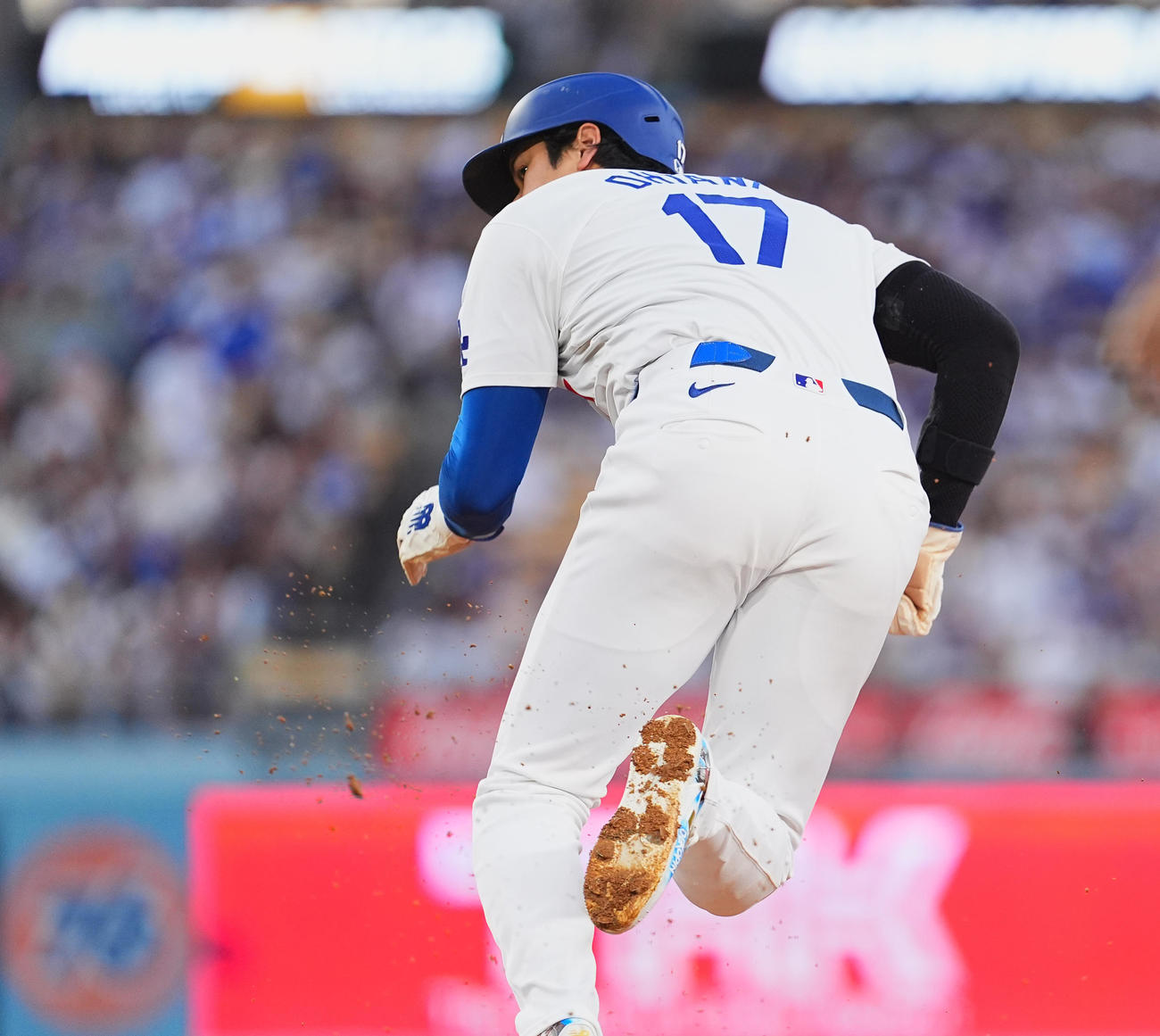 ドジャース対マリナーズ　1回裏ドジャース2死一塁、打者T・ヘルナンデスの時、二塁盗塁を狙う大谷（撮影・菅敏）