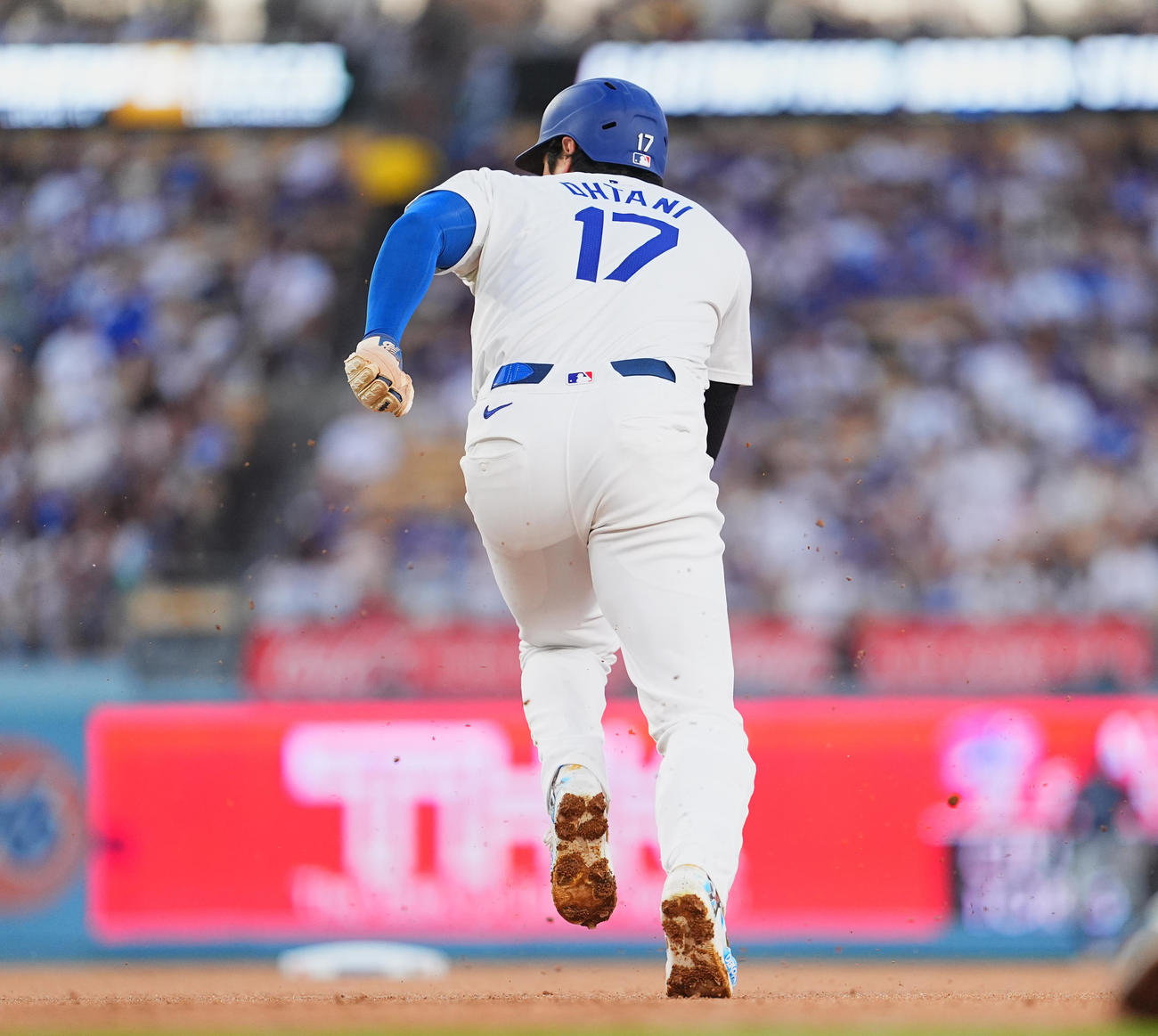ドジャース対マリナーズ　1回裏ドジャース2死一塁、打者T・ヘルナンデスの時、二塁盗塁を狙う大谷（撮影・菅敏）