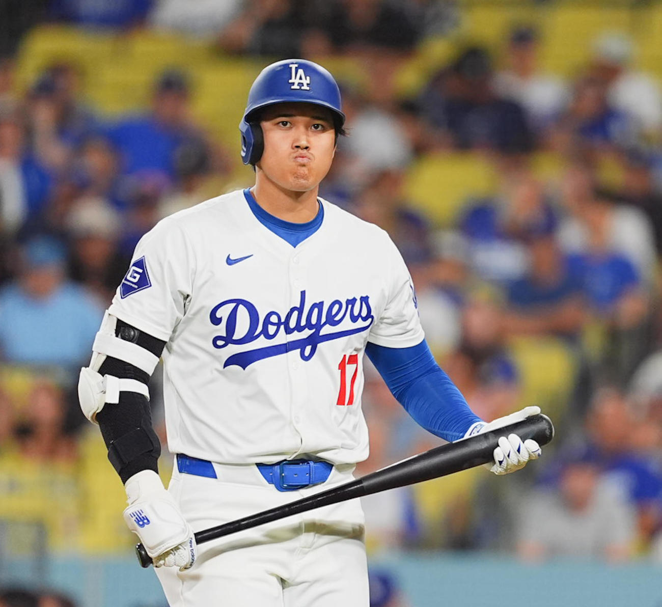 ドジャース対マリナーズ　7回裏ドジャース1死二塁、一直に倒れ、口をとがらせる大谷（撮影・菅敏）