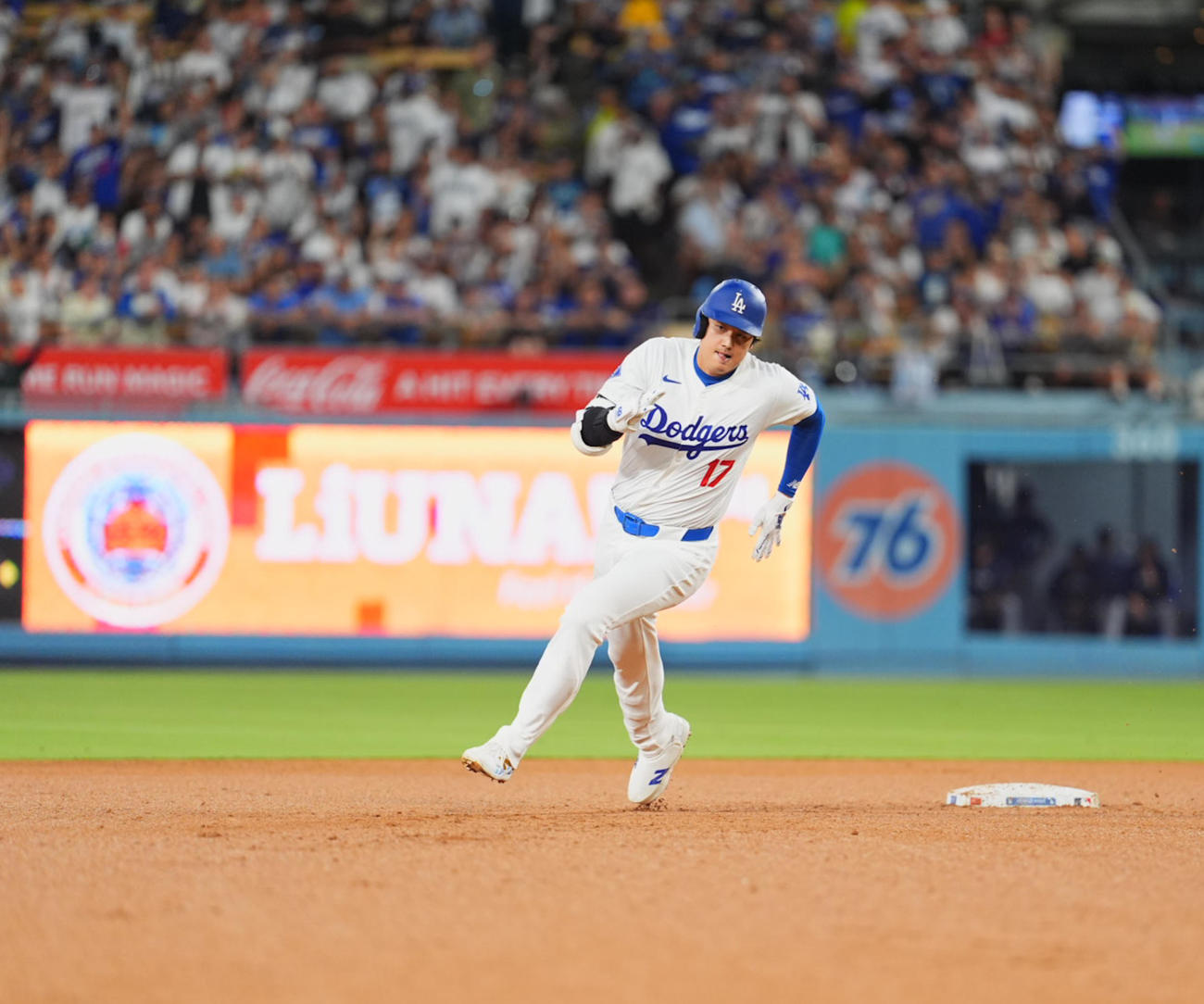 ドジャース対マリナーズ　3回裏1死、右三塁打を放ち、二塁を駆け回る大谷（撮影・菅敏）