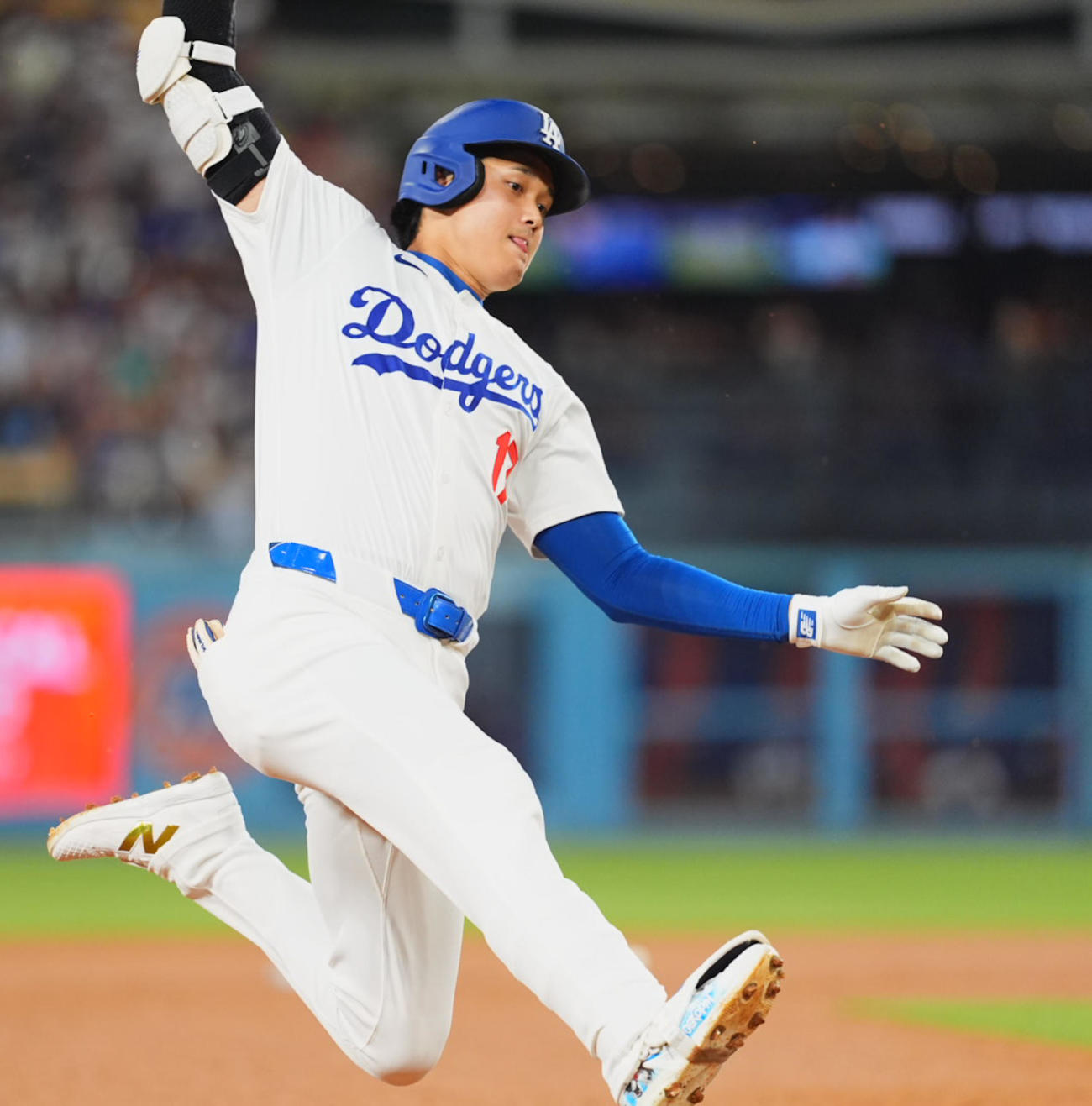 ドジャース対マリナーズ　3回裏1死、右三塁打を放ち、三塁に滑り込む大谷（撮影・菅敏）