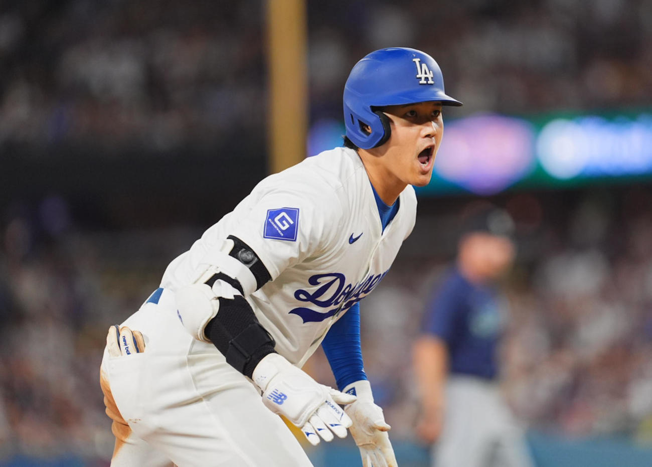 ドジャース対マリナーズ　3回裏1死、右三塁打を放ち、塁上で雄たけびを上げる大谷（撮影・菅敏）