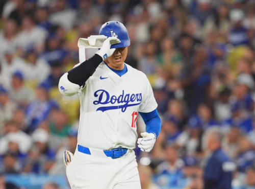 ドジャース対マリナーズ　4回裏ドジャース2死一塁、投ゴロに倒れ、ベンチに戻る大谷（撮影・菅敏）