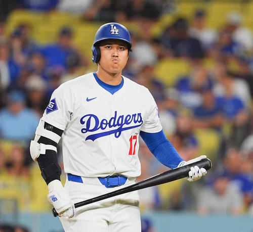 ドジャース対マリナーズ　7回裏ドジャース1死二塁、一直に倒れ、口をとがらせる大谷（撮影・菅敏）