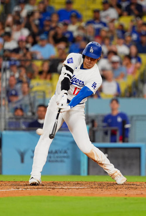 ドジャース対マリナーズ　8回裏ドジャース2死、右安打を放つ大谷（撮影・菅敏）