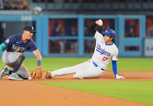 ドジャース対マリナーズ　8回裏ドジャース2死、二塁盗塁を決める大谷（右）（撮影・菅敏）
