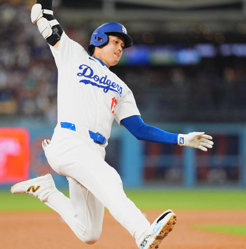 ドジャース対マリナーズ　3回裏1死、右三塁打を放ち、三塁に滑り込む大谷（撮影・菅敏）