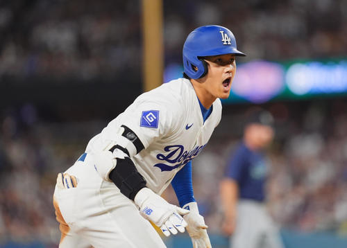 ドジャース対マリナーズ　3回裏1死、右三塁打を放ち、塁上で雄たけびを上げる大谷（撮影・菅敏）