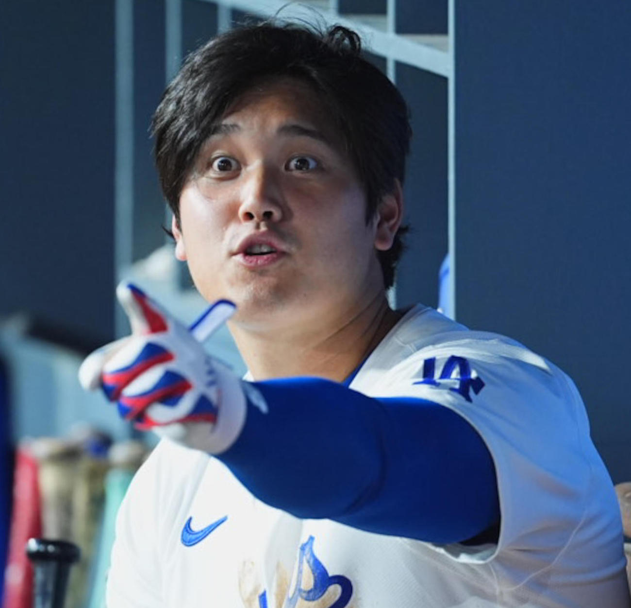 19日のドジャース対マリナーズ　試合中、ベンチでおどけた表情を見せる大谷（撮影・菅敏）
