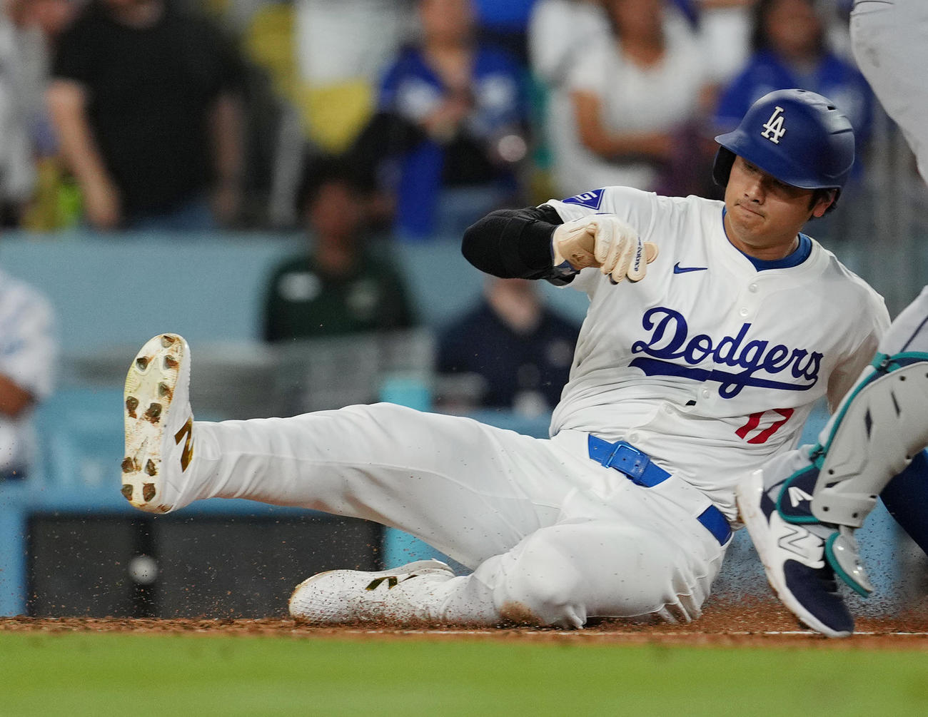 ドジャース対マリナーズ　3回裏ドジャース2死一、二塁、ベッツの左2点適時二塁打で一塁から疾走し、本塁に生還する大谷（撮影・菅敏）