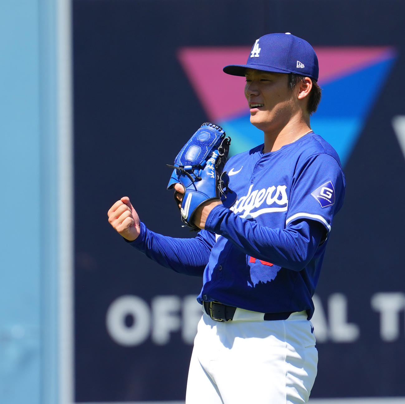 ライブBPの登板を前にアップをするドジャース山本は、ポーズをとる（撮影・菅敏）