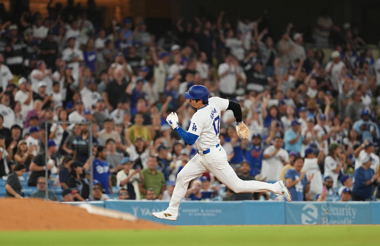 ドジャース対マリナーズ　3回裏ドジャース2死一、二塁、ベッツの左2点適時二塁打で一塁から疾走し、本塁に向かう大谷（撮影・菅敏）