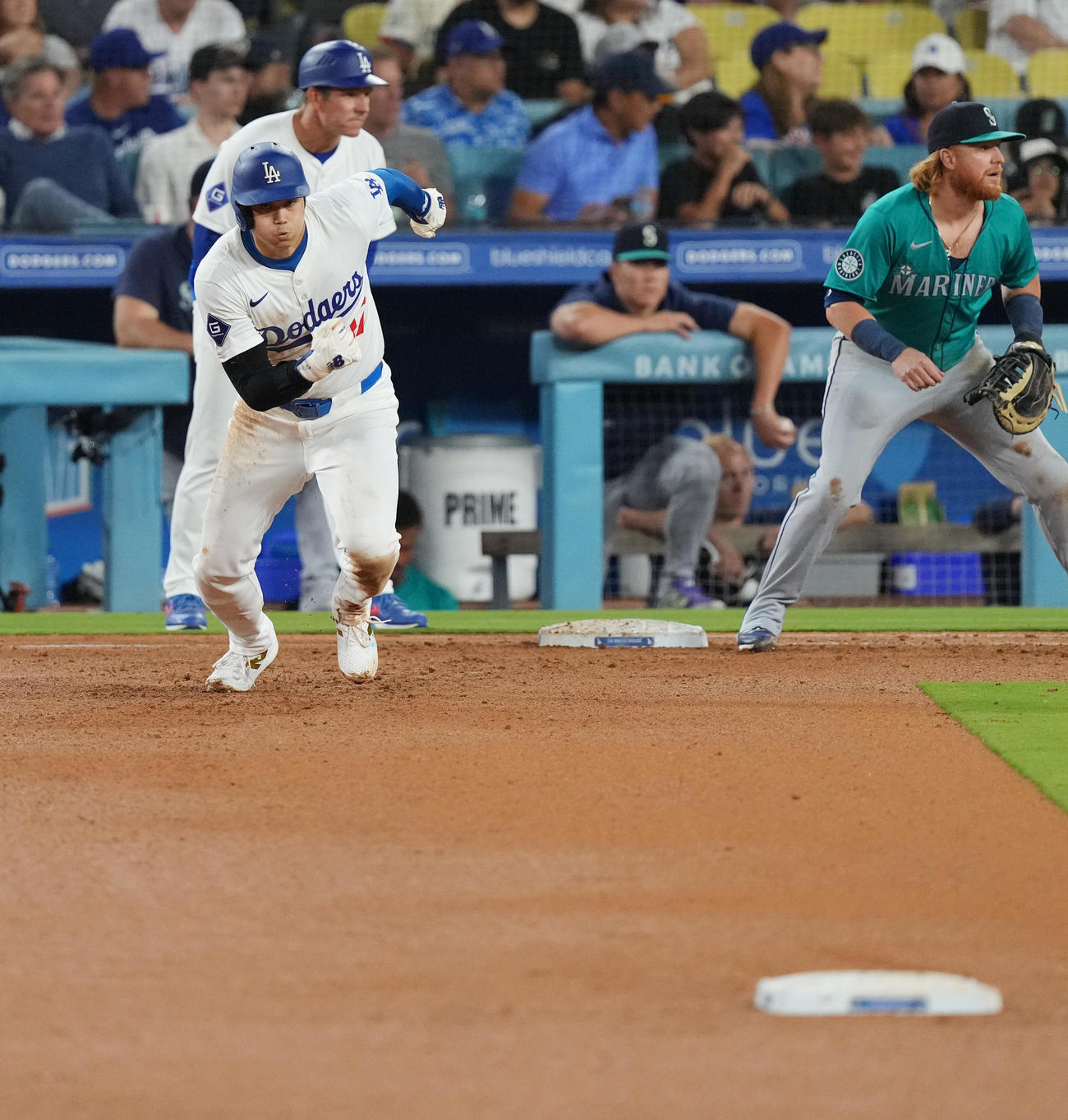 ドジャース対マリナーズ　5回裏ドジャース1死一塁、打者ベッツの時、二塁に向かってスタートする大谷（撮影・菅敏）